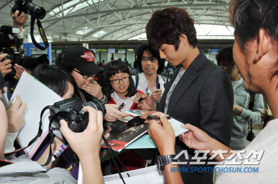 
	�Ϻ����� ������ ���� �Ա��ߴ� �⼺���� 13�� ��õ ������ ���� �������� �ⱹ �ߴ�. �⼺���� ���׿� ���߳��� �ҵ鿡�� ������ ���ְ� �ִ�.

��õ����=������ ����

rainmaker@sportschosun.com


