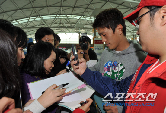 
	�Ϻ����� ������ ���� �Ա��ߴ� ��û���� 13�� ��õ ������ ���� �������� �ⱹ �ߴ�. ��û���� ���׿� ���߳��� �ҵ鿡�� ������ ���ְ� �ִ�.

��õ����=������ ����

rainmaker@sportschosun.com


