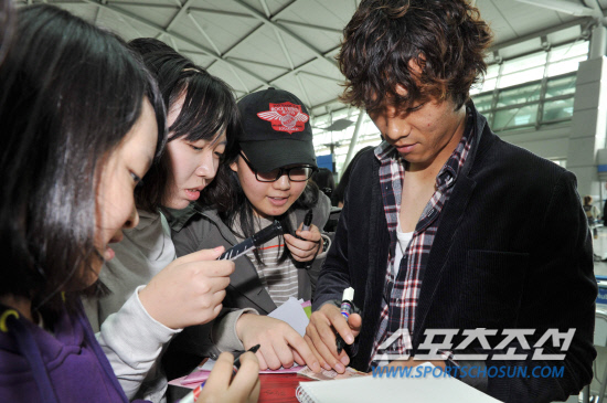 
	�Ϻ����� ������ ���� �Ա��ߴ� ���ֿ��� 13�� ��õ ������ ���� �ĸ��� �ⱹ �ߴ�. ���ֿ��� ���׿� ���߳��� �ҵ鿡�� ������ ������ ���ְ� �ⱹ������ ��� ����.

��õ����=������ ����

rainmaker@sportschosun.com


