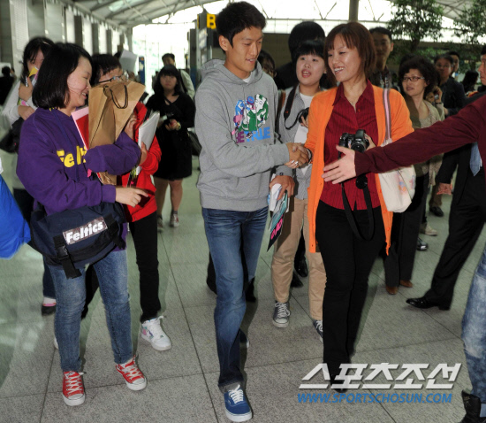 
	�Ϻ����� ������ ���� �Ա��ߴ� ��û���� 13�� ��õ������ ���� �������� �ⱹ �ߴ�. ��û���� �ҵ鿡�� ������ ������ ���ְ� �Ǽ��� ���ϴ� �ҵ��� ���� ����ִ� ģ������ ���� �־���. 

��õ����=������ ����

rainmaker@sportschosun.com


