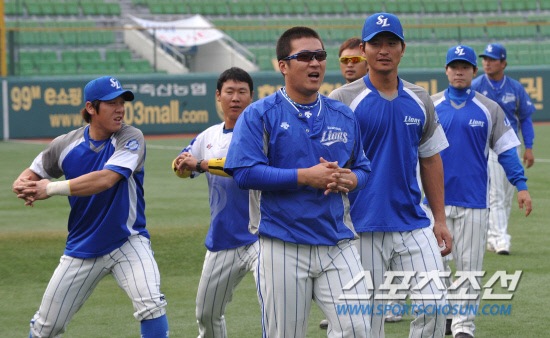 
	2010.10.13/

13�� �뱸���� ���� ���ξ߱� �÷��̿��� ���� 5����, ��� �� �Ｚ �������� ���� Ǯ�� ����� ������ �ϰ� �ִ�.

�뱸=��������� songs@sportschosun.com


