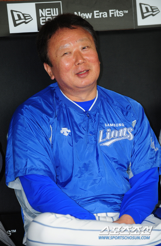 
	2010,10,12

PO 5���� �Ｚ-�λ�

�Ｚ ������������ 13�� PO 5������ �յΰ� ���ڵ��� ������. '�� ���� �� �ְڳ�'�� ������  '�׷��� 5���̳� 6�� ������ ���� ���� ���'��� �������� ���� ���δ�.

�뱸=������ ���� basser@sportschosun.com


