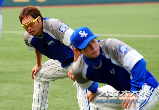 
	2010,10,12

PO 5���� �Ｚ-�λ�

����Ʈ������ �糪�� �Ｚ �����̰� 13�� PO 5������ �յΰ� ��Ʈ��Ī���� ���� Ǯ�� PO ��������⸦ ����ϰ� �ִ�.

�뱸=������ ���� basser@sportschosun.com


