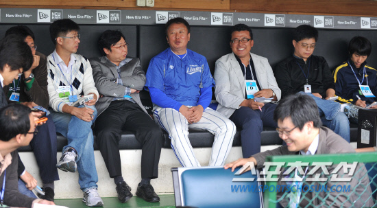 
	2010.10.13/

13�� �뱸���� ���� ���ξ߱� �÷��̿��� ���� 5����, ��� �� �Ｚ ������ ������ ���ƿ����� ���ڵ�� ���ͺ並 ������ �ִ�.

�뱸=��������� songs@sportschosun.com


