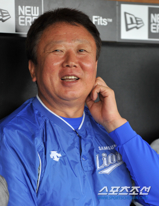 
	2010.10.13/

13�� �뱸���� ���� ���ξ߱� �÷��̿��� ���� 5����, ��� �� �Ｚ ������ ������ ���ƿ����� ���ڵ�� ���ͺ並 ������ �ִ�.

�뱸=��������� songs@sportschosun.com


