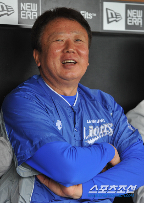 
	2010.10.13/

13�� �뱸���� ���� ���ξ߱� �÷��̿��� ���� 5����, ��� �� �Ｚ ������ ������ ���ƿ����� ���ڵ�� ���ͺ並 ������ �ִ�.

�뱸=��������� songs@sportschosun.com


