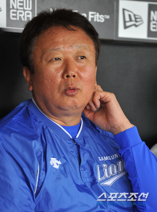 
	2010.10.13/

13�� �뱸���� ���� ���ξ߱� �÷��̿��� ���� 5����, ��� �� �Ｚ ������ ������ ���ƿ����� ���ڵ�� ���ͺ並 ������ �ִ�.

�뱸=��������� songs@sportschosun.com


