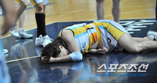 
	���������� 2010.10.13.

13�� �Ȼ�͵�ü�������� ������ �������� �� KDB��⿡�� ���������� �������� KDB ȫ����� �������� ������ũ ���̷� ���̾����� ���� �� �����ϴ� ���� �������� ���̸鼭 �λ��� ���� ���뽺���� �ϰ� �ִ�.

�Ȼ�=�����ʱ��� young@sportschosun.com


