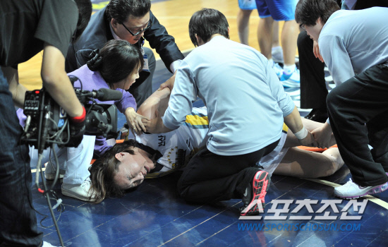 
	���������� 2010.10.13.

13�� �Ȼ�͵�ü�������� ������ �������� �� KDB��⿡�� ���������� �������� KDB ȫ����� �������� ������ũ ���̷� ���̾����� ���� �� �����ϴ� ���� �������� ���̸鼭 �λ��� ���� ���뽺���� �ϰ� �ִ�.

 �Ȼ�=�����ʱ��� young@sportschosun.com


