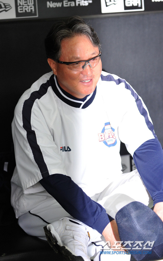 
	2010.10.13/

13�� �뱸���� ���� ���ξ߱� �÷��̿��� ���� 5����, ��� �� �λ� ��湮 ������ ���ƿ����� ���ڵ�� ���ͺ並 ������ �ִ�.

�뱸=��������� songs@sportschosun.com


