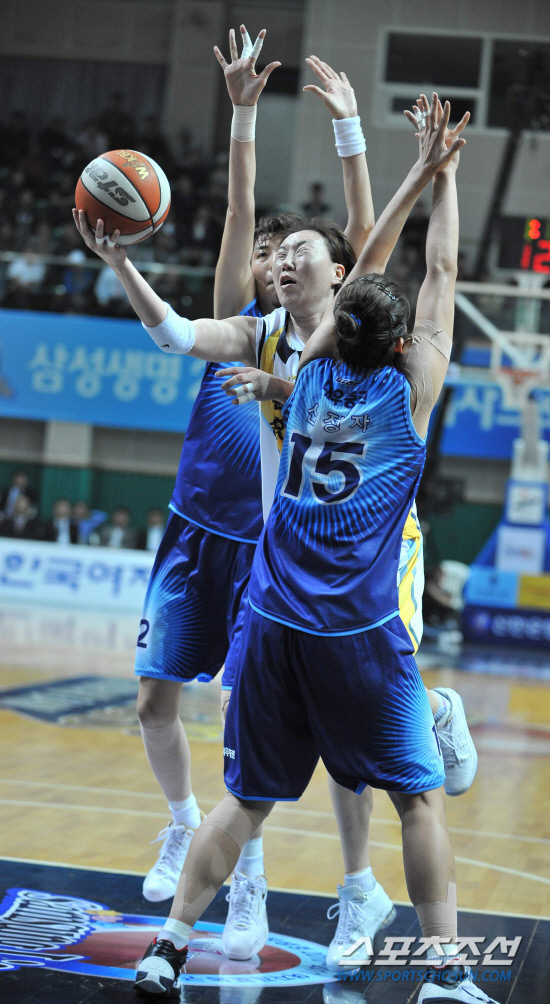 
	���������� 2010.10.13.

13�� �Ȼ�͵�ü�������� ������ �������� �� KDB��⿡�� ���������� ������(���)�� KDB ȫ����(��)�� ������(��)�� ������ũ ���̷� ���̾����� ������ �ִ�. �������� ���̾��� ���� �����ϴ� ���� �������� ���̸鼭 �λ��� ���� ��Ϳ� �Ƿ� �������� �ļ۵Ǿ���.

�Ȼ�=�����ʱ��� young@sportschosun.com


