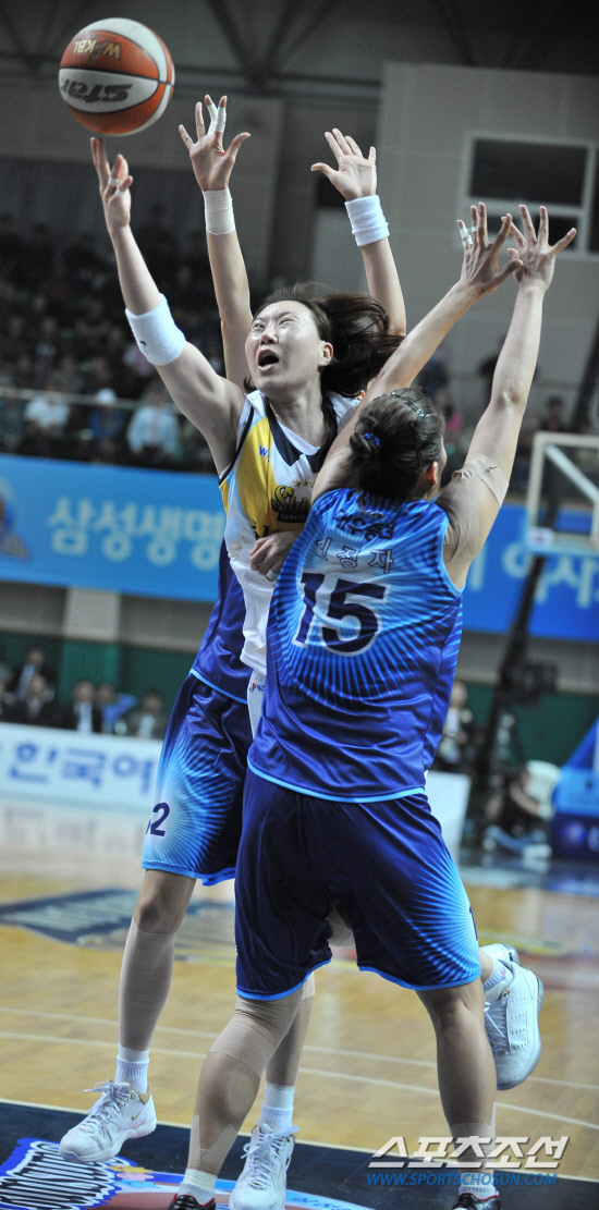 
	���������� 2010.10.13.

13�� �Ȼ�͵�ü�������� ������ �������� �� KDB��⿡�� ���������� ������(���)�� KDB ȫ����(��)�� ������(��)�� ������ũ ���̷� ���̾����� ������ �ִ�. �������� ���̾��� ���� �����ϴ� ���� �������� ���̸鼭 �λ��� ���� ��Ϳ� �Ƿ� �������� �ļ۵Ǿ���.

�Ȼ�=�����ʱ��� young@sportschosun.com


