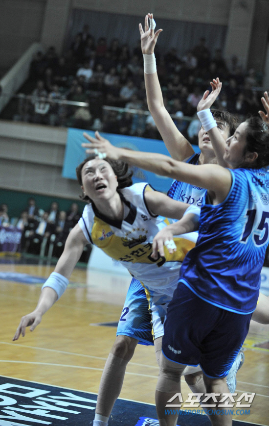 
	���������� 2010.10.13.

13�� �Ȼ�͵�ü�������� ������ �������� �� KDB��⿡�� ���������� ������(���)�� KDB ȫ����(��)�� ������(��)�� ������ũ ���̷� ���̾����� ������ �ִ�. �������� ���̾��� ���� �����ϴ� ���� �������� ���̸鼭 �λ��� ���� ��Ϳ� �Ƿ� �������� �ļ۵Ǿ���.

�Ȼ�=�����ʱ��� young@sportschosun.com


