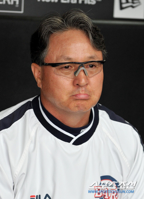 
	2010.10.13/

13�� �뱸���� ���� ���ξ߱� �÷��̿��� ���� 5����, ��� �� �λ� ��湮 ������ ���ƿ����� ���ڵ�� ���ͺ並 ������ �ִ�.

�뱸=��������� songs@sportschosun.com


