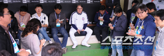 
	2010.10.13/

13�� �뱸���� ���� ���ξ߱� �÷��̿��� ���� 5����, ��� �� �λ� ��湮 ������ ���ƿ����� ���ڵ�� ���ͺ並 ������ �ִ�.

�뱸=��������� songs@sportschosun.com


