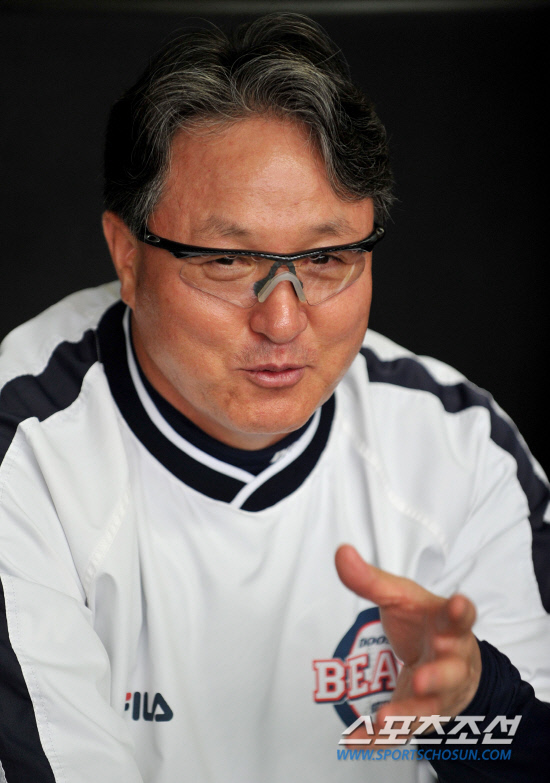 
	2010.10.13/

13�� �뱸���� ���� ���ξ߱� �÷��̿��� ���� 5����, ��� �� �λ� ��湮 ������ ���ƿ����� ���ڵ�� ���ͺ並 ������ �ִ�.

�뱸=��������� songs@sportschosun.com


