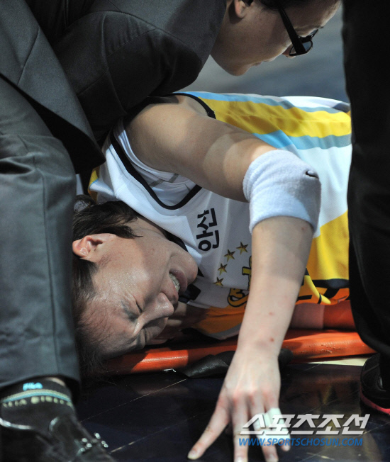 
	���������� 2010.10.13.

13�� �Ȼ�͵�ü�������� ������ �������� �� KDB��⿡�� ���������� �������� KDB ȫ����� �������� ������ũ ���̷� ���̾����� ���� �� �����ϴ� ���� �������� ���̸鼭 �λ��� ���� ���뽺���� �ϰ� �ִ�.

�Ȼ�=�����ʱ��� young@sportschosun.com


