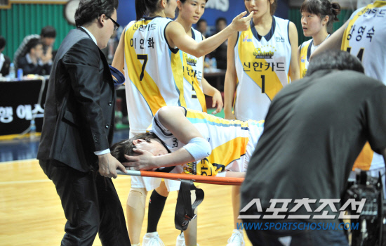 
	���������� 2010.10.13.

13�� �Ȼ�͵�ü�������� ������ �������� �� KDB��⿡�� ���������� �������� KDB ȫ����� �������� ������ũ ���̷� ���̾����� ���� �� �����ϴ� ���� �������� ���̸鼭 �λ��� ���� ���뽺���� �ϰ� �ִ�.

 �Ȼ�=�����ʱ��� young@sportschosun.com


