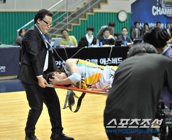 
	���������� 2010.10.13.

13�� �Ȼ�͵�ü�������� ������ �������� �� KDB��⿡�� ���������� �������� KDB ȫ����� �������� ������ũ ���̷� ���̾����� ���� �� �����ϴ� ���� �������� ���̸鼭 �λ��� ���� �������� �ļ۵ǰ� �ִ�. �Ȼ�=�����ʱ��� young@sportschosun.com


