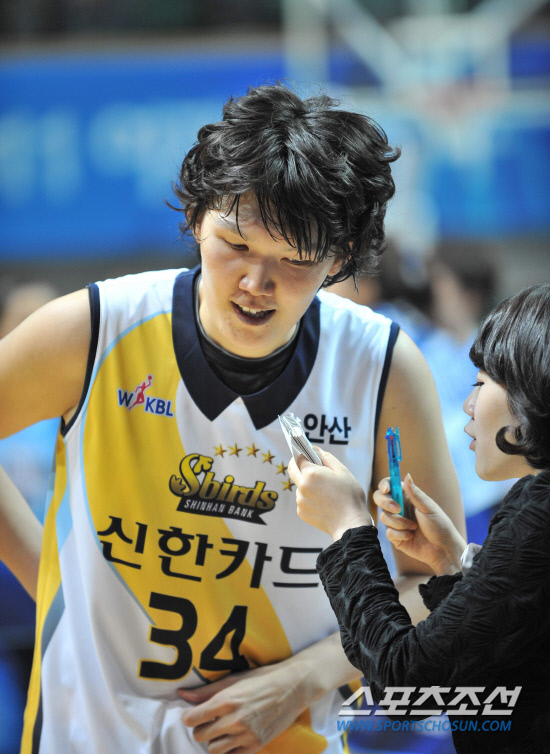 
	���������� 2010.10.13.  13�� �Ȼ�͵�ü�������� ������ �������� �� KDD �����, 202cm�� ���ڰ��� �������� ���ͺ� ����� ������ ������. ���������� ���� ���� �Ƴ���� �������� �������� �� ������ ���� ���� �������� KCC �Ͻ����� �������� ���� ���Ű� ����,�������γ��� ����ݿ��� ������ ���������� ����ȴ�.

 �Ȼ�=�����ʱ��� young@sportschosun.com


