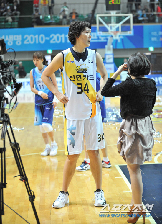 
	���������� 2010.10.13.  13�� �Ȼ�͵�ü�������� ������ �������� �� KDD �����, 202cm�� ���ڰ��� �������� ���ͺ� ����� ������ ������. ���������� ���� ���� �Ƴ���� �������� �������� �� ������ ���� ���� �������� KCC �Ͻ����� �������� ���� ���Ű� ����,�������γ��� ����ݿ��� ������ ���������� ����ȴ�.

 �Ȼ�=�����ʱ��� young@sportschosun.com


