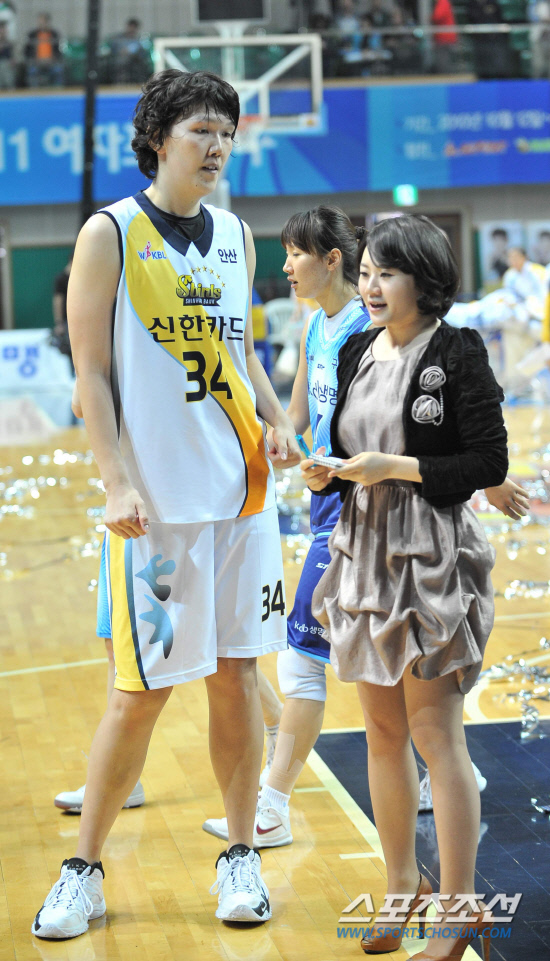 
	���������� 2010.10.13.  13�� �Ȼ�͵�ü�������� ������ �������� �� KDD �����, 202cm�� ���ڰ��� �������� ���ͺ� ����� ������ ������. ���������� ���� ���� �Ƴ���� �������� �������� �� ������ ���� ���� �������� KCC �Ͻ����� �������� ���� ���Ű� ����,�������γ��� ����ݿ��� ������ ���������� ����ȴ�.

 �Ȼ�=�����ʱ��� young@sportschosun.com


