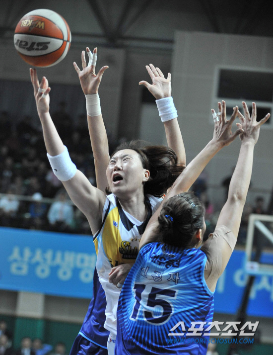 
	���������� 2010.10.13.

13�� �Ȼ�͵�ü�������� ������ �������� �� KDB��⿡�� ���������� ������(���)�� KDB ȫ����(��)�� ������(��)�� ������ũ ���̷� ���̾����� ������ �ִ�. �������� ���̾��� ���� �����ϴ� ���� �������� ���̸鼭 �λ��� ���߰� ��Ϳ� �Ƿ� �������� �ļ۵Ǿ���.

�Ȼ�=������ ���� young@sportschosun.com


