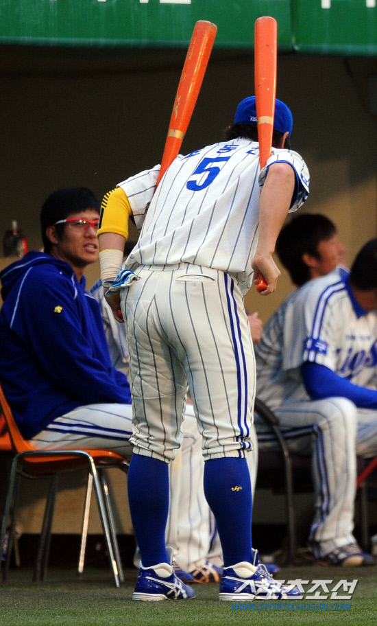 
	2010,10,13

PO 5���� �Ｚ-�λ�

�Ｚ �������� ������ �Ƿ��� ������ �ƴϴ�. 13�� PO 5������ �յΰ� ���ƿ� �տ��� ���� Ǯ�� �������� ���ڱ� ��Ʈ 2���� ����� ������ȭ������ �� ����  ������ ���⸦ ��������. ��, �ڷ� ��������� ��Ʈ�� �ֵθ� ������, �̼ҷ��� ��� �� ������.

�뱸=������ ���� basser@sportschosun.com


