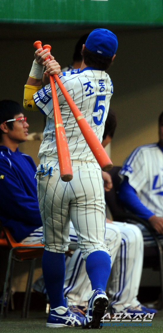 
	2010,10,13

PO 5���� �Ｚ-�λ�

�Ｚ �������� ������ �Ƿ��� ������ �ƴϴ�. 13�� PO 5������ �յΰ� ���ƿ� �տ��� ���� Ǯ�� �������� ���ڱ� ��Ʈ 2���� ����� ������ȭ������ �� ����  ������ ���⸦ ��������. ��, �ڷ� ��������� ��Ʈ�� �ֵθ� ������, �̼ҷ��� ��� �� ������.

�뱸=������ ���� basser@sportschosun.com


