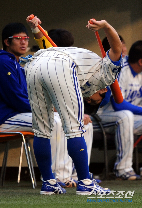 
	2010,10,13

PO 5���� �Ｚ-�λ�

�Ｚ �������� ������ �Ƿ��� ������ �ƴϴ�. 13�� PO 5������ �յΰ� ���ƿ� �տ��� ���� Ǯ�� �������� ���ڱ� ��Ʈ 2���� ����� ������ȭ������ �� ����  ������ ���⸦ ��������. ��, �ڷ� ��������� ��Ʈ�� �ֵθ� ������, �̼ҷ��� ��� �� ������.

�뱸=������ ���� basser@sportschosun.com


