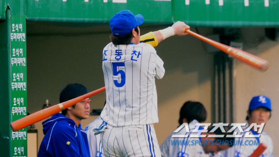 
	2010,10,13

PO 5���� �Ｚ-�λ�

�Ｚ �������� ������ �Ƿ��� ������ �ƴϴ�. 13�� PO 5������ �յΰ� ���ƿ� �տ��� ���� Ǯ�� �������� ���ڱ� ��Ʈ 2���� ����� ������ȭ������ �� ����  ������ ���⸦ ��������. ��, �ڷ� ��������� ��Ʈ�� �ֵθ� ������, �̼ҷ��� ��� �� ������.

�뱸=������ ���� basser@sportschosun.com


