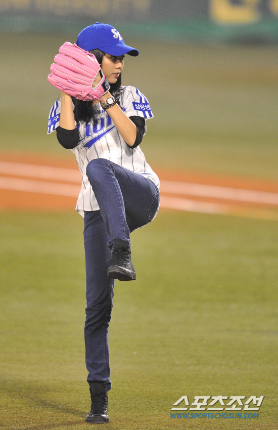 
	2010.10.13/

13�� �뱸���� ���� ���ξ߱� �÷��̿��� ���� 5����, ��� �� �ŷ�Ʈ �־����� �ñ��� ���� �ñ��� �ϰ� �ִ�.

�뱸=������ ���� songs@sportschosun.com


