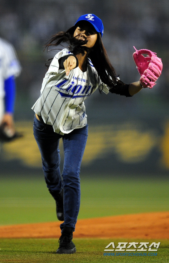 
	2010,10,13

PO 5���� �Ｚ-�λ�

13�� PO 5�������� �뱸 ��� �ŷ�Ʈ �־����� �ñ��� �þҴ�. �־����� ��ũ�� �۷��긦 ���� �� ���Ӹ��� �ֳ����� ���� �ñ��� �� Ȩ �ҵ��� �ڼ��� �޾Ҵ�,

�뱸=������ ���� basser@sportschosun.com


