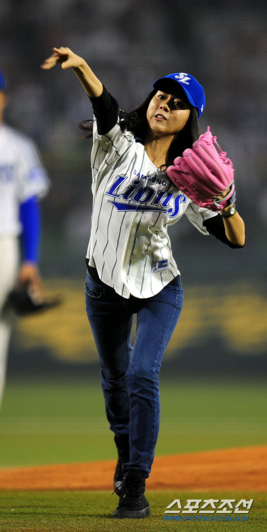 
	2010,10,13

PO 5���� �Ｚ-�λ�

13�� PO 5�������� �뱸 ��� �ŷ�Ʈ �־����� �ñ��� �þҴ�. �־����� ��ũ�� �۷��긦 ���� �� ���Ӹ��� �ֳ����� ���� �ñ��� �� Ȩ �ҵ��� �ڼ��� �޾Ҵ�,

�뱸=������ ���� basser@sportschosun.com


