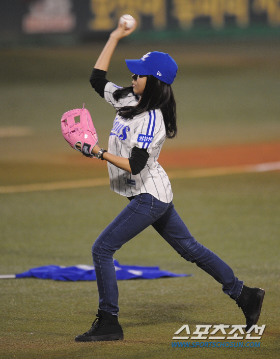 
	2010�� 10�� 13��

13�� �뱸���� ���� �λ�� �Ｚ�� �÷��̿��� 5����, �ŷ�Ʈ �־����� �ñ��� �ϰ� �ִ�.

�뱸= ���� ���� kyungmin@sportschosun.com


