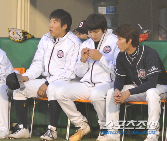 
	2010.10.13/

13�� �뱸���� ���� ���ξ߱� �÷��̿��� ���� 5����, ���� ���� ���ܿ��� ���ܵ� �λ� ������[����]�� ��ġ�� �ɾ� ��⸦ ���Ѻ��� �ִ�.

�뱸=������ ���� songs@sportschosun.com


