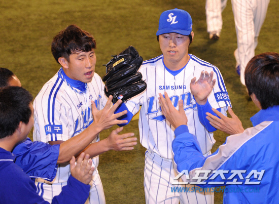 
	2010.10.13/

13�� �뱸���� ���� ���ξ߱� �÷��̿��� ���� 5���� �λ�-�Ｚ ���, 1ȸ�� �Ｚ ���� �������� �λ� ������ ���������� ���� ����带 �������� ������ �������̺긦 ������ �ִ�.

�뱸=������ ���� songs@sportschosun.com


