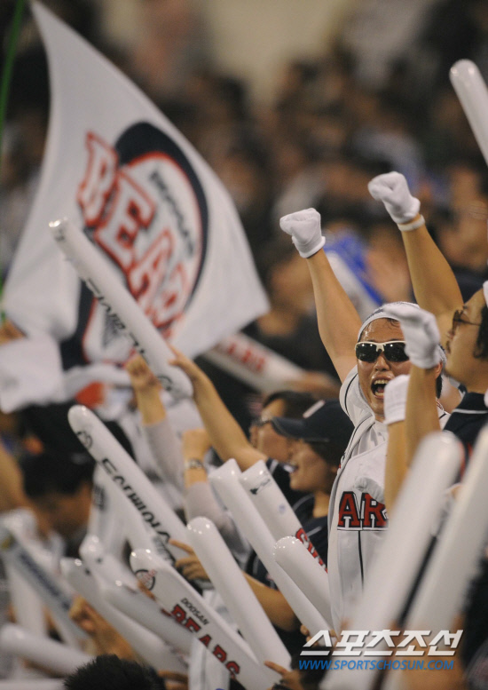 
	2010�� 10�� 13��

13�� �뱸���� ���� �λ�� �Ｚ�� �÷��̿��� 5����, ���׶󽺸� �� ���� �λ����� ������ �ϰ� �ִ�.

�뱸= ���� ���� kyungmin@sportschosun.com


