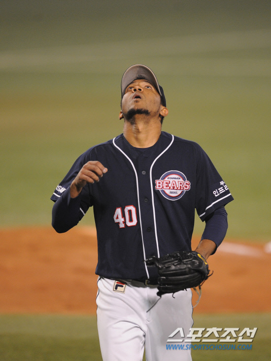 
	2010�� 10�� 13��

13�� �뱸���� ���� �λ�� �Ｚ�� �÷��̿��� 5����, 1ȸ�� �Ｚ �����̸� ���߶��� ó���� �λ� ���޳׽��� �ϴ��� �Ĵٺ��� �ִ�.

�뱸= ���� ���� kyungmin@sportschosun.com


