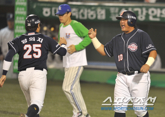 
	2010.10.13/

13�� �뱸���� ���� ���ξ߱� �÷��̿��� ���� 5���� �λ�-�Ｚ ���, �λ� 2ȸ�� 1�� 2,3�翡�� ����ö�� ����Ÿ�� ������ ������ ���ؼ��� �������� �������̺긦 ������ �ִ�.

�뱸=������ ���� songs@sportschosun.com


