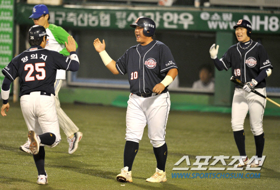 
	2010.10.13/

13�� �뱸���� ���� ���ξ߱� �÷��̿��� ���� 5���� �λ�-�Ｚ ���, �λ� 2ȸ�� 1�� 2,3�翡�� ����ö�� ����Ÿ�� ������ ������ ���ؼ��� �������� �������̺긦 ������ �ִ�.

�뱸=������ ���� songs@sportschosun.com


