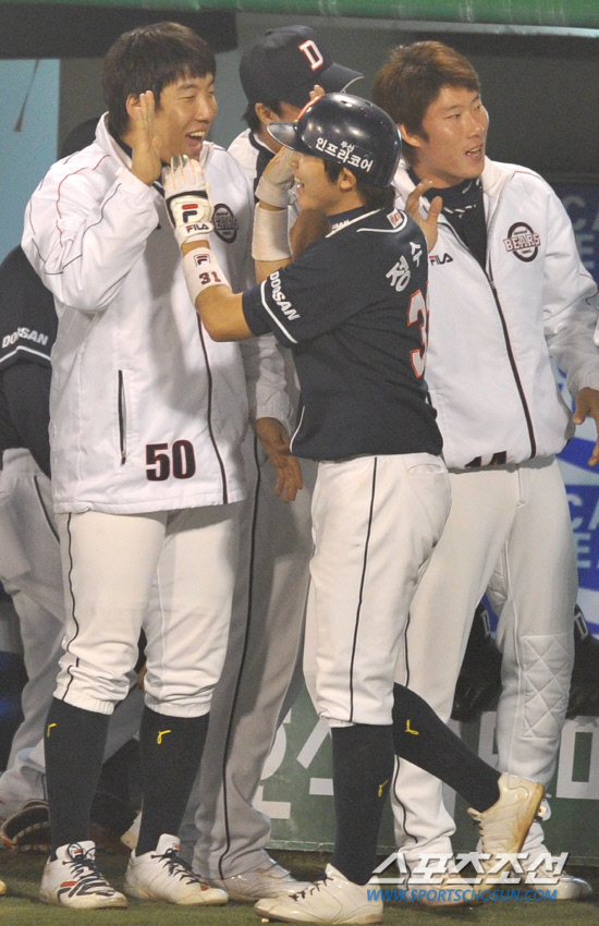 
	2010.10.13/

13�� �뱸���� ���� ���ξ߱� �÷��̿��� ���� 5���� �λ�-�Ｚ ���, �λ� 2ȸ�� 2�� ���翡�� �赿���� 2Ÿ�� ����Ÿ�� ������ �������� �������� �������̺긦 ������ �ִ�.

�뱸=������ ���� songs@sportschosun.com


