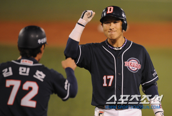 
	2010�� 10�� 13��

13�� �뱸���� ���� �λ�� �Ｚ�� �÷��̿��� 5����, 2ȸ�� 1�� 2,3�缭 �λ� ����ö�� 2Ÿ�� ����Ÿ�� ģ �� ȯȣ�ϰ� �ִ�.

�뱸= ���� ���� kyungmin@sportschosun.com


