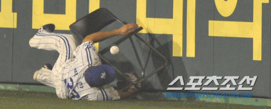 
	2010.10.13/

13�� �뱸���� ���� ���ξ߱� �÷��̿��� ���� 5���� �λ�-�Ｚ ���, �λ� 2ȸ�� 2�� ���翡�� �赿���� �Ŀ� �ö��̸� ������ ���ͼ��� ������ ���� ������ �ƽ��� ��ġ�� �ִ�..

�뱸=������ ���� songs@sportschosun.com


