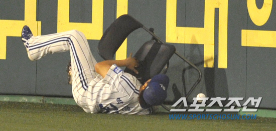 
	2010.10.13/

13�� �뱸���� ���� ���ξ߱� �÷��̿��� ���� 5���� �λ�-�Ｚ ���, �λ� 2ȸ�� 2�� ���翡�� �赿���� �Ŀ� �ö��̸� ������ ���ͼ��� ������ ���� ������ �ƽ��� ��ġ�� �ִ�..

�뱸=������ ���� songs@sportschosun.com


