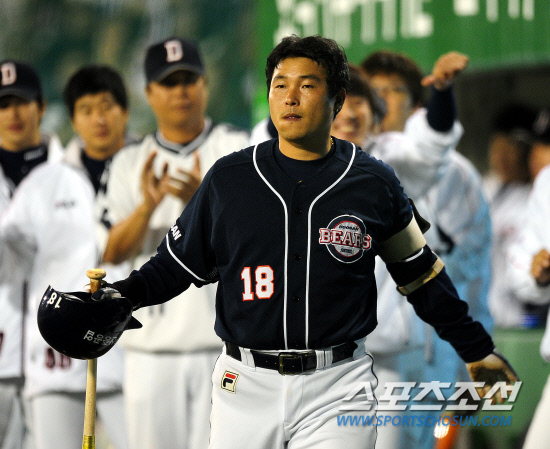 
	2010,10,13

PO 5���� �Ｚ-�λ�

4��Ÿ�ڴ� Ÿ������ ���Ѵ�.

13�� PO 5�������� �λ� �赿�ְ� �Ｚ �迵���� ��ȴ�. �赿�ִ� 2ȸ�� 2�� ���翡�� �ٲ� ���� �迵���� ���� ��Ÿ�� �±⸦ ��� 2Ÿ�� ��Ÿ�� �ƴ�. �̴��� ���� �� ������� ���ϸ� �޴� �赿��.

�뱸=������ ���� basser@sportschosun.com


