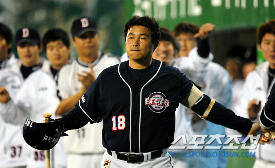 
	2010,10,13

PO 5���� �Ｚ-�λ�

4��Ÿ�ڴ� Ÿ������ ���Ѵ�.

13�� PO 5�������� �λ� �赿�ְ� �Ｚ �迵���� ��ȴ�. �赿�ִ� 2ȸ�� 2�� ���翡�� �ٲ� ���� �迵���� ���� ��Ÿ�� �±⸦ ��� 2Ÿ�� ��Ÿ�� �ƴ�. �̴��� ���� �� ������� ���ϸ� �޴� �赿��.

�뱸=������ ���� basser@sportschosun.com


