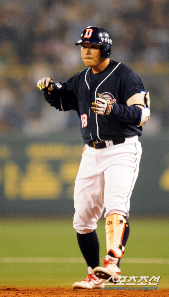 
	2010,10,13

PO 5���� �Ｚ-�λ�

4��Ÿ�ڴ� Ÿ������ ���Ѵ�.

13�� PO 5�������� �λ� �赿�ְ� �Ｚ �迵���� ��ȴ�. �赿�ִ� 2ȸ�� 2�� ���翡�� �ٲ� ���� �迵���� ���� ��Ÿ�� �±⸦ ��� 2Ÿ�� ��Ÿ�� �ƴ�.

�뱸=������ ���� basser@sportschosun.com


