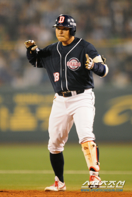 
	2010,10,13

PO 5���� �Ｚ-�λ�

4��Ÿ�ڴ� Ÿ������ ���Ѵ�.

13�� PO 5�������� �λ� �赿�ְ� �Ｚ �迵���� ��ȴ�. �赿�ִ� 2ȸ�� 2�� ���翡�� �ٲ� ���� �迵���� ���� ��Ÿ�� �±⸦ ��� 2Ÿ�� ��Ÿ�� �ƴ�.

�뱸=������ ���� basser@sportschosun.com


