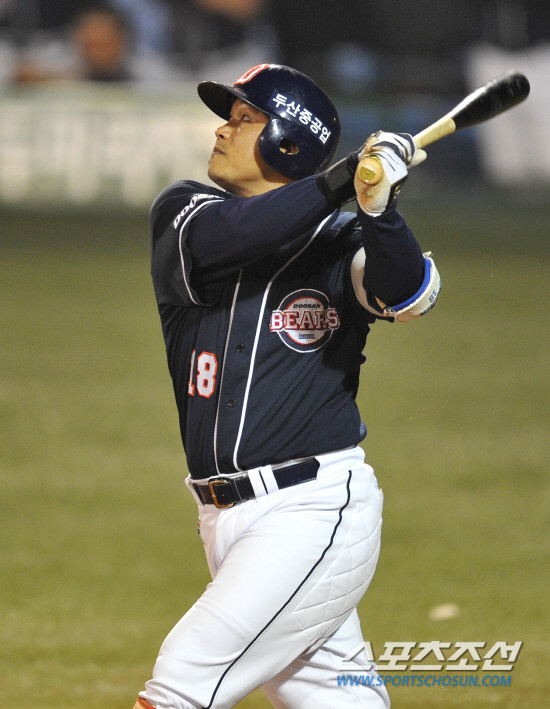 
	2010.10.13/

13�� �뱸���� ���� ���ξ߱� �÷��̿��� ���� 5���� �λ�-�Ｚ ���, �λ� 2ȸ�� 2�� ���翡�� �赿���� �Ｚ �迵���� ���� 2Ÿ�� ����Ÿ�� ������ �ִ�.

�뱸=������ ���� songs@sportschosun.com


